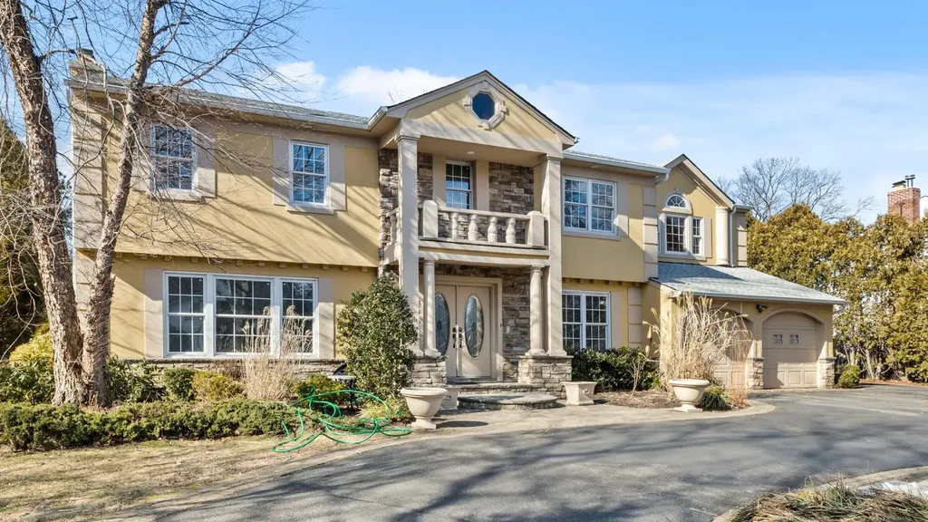 17 Shoreham Drive W Dix Hills NY 11746