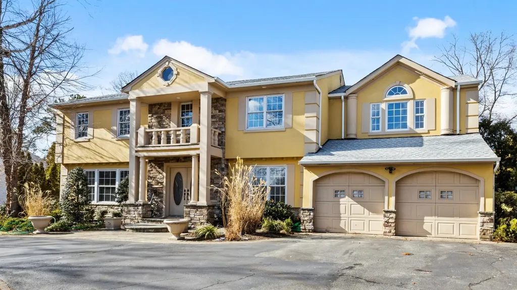 17 Shoreham Drive W Dix Hills NY 11746