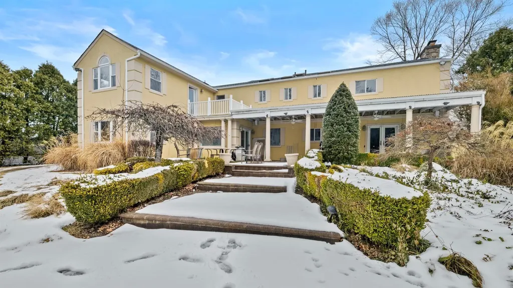 17 Shoreham Drive W Dix Hills NY 11746
