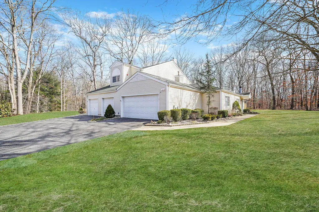 88 Rabbit Run Manorville NY 11949