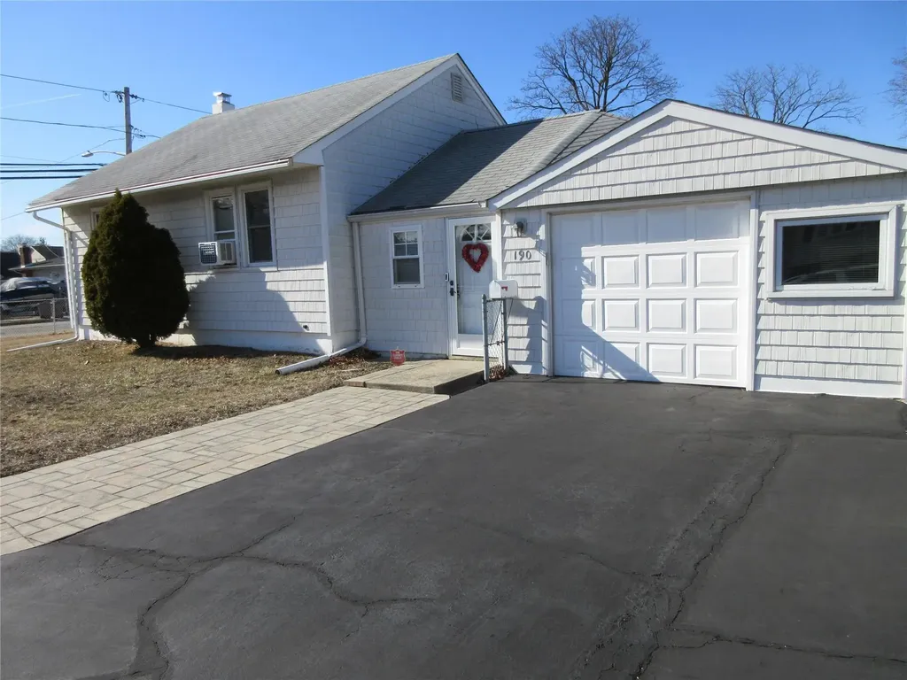 190 John Street E Babylon NY 11757