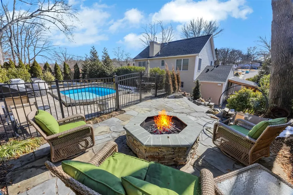 41 Parnell Drive Smithtown NY 11787