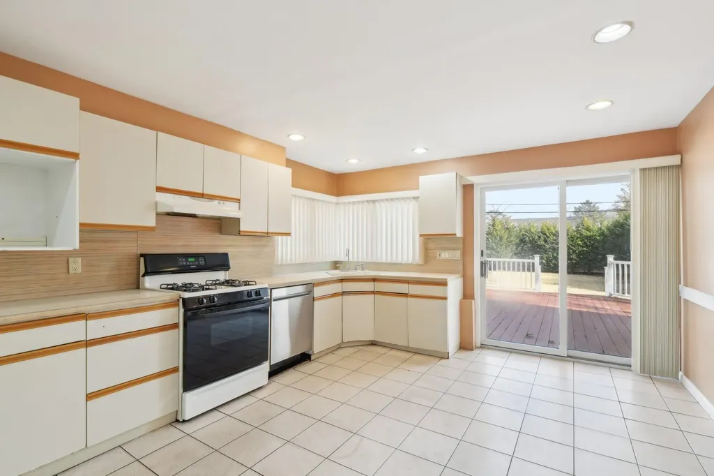 2481 Harvey Avenue Oceanside NY 11572