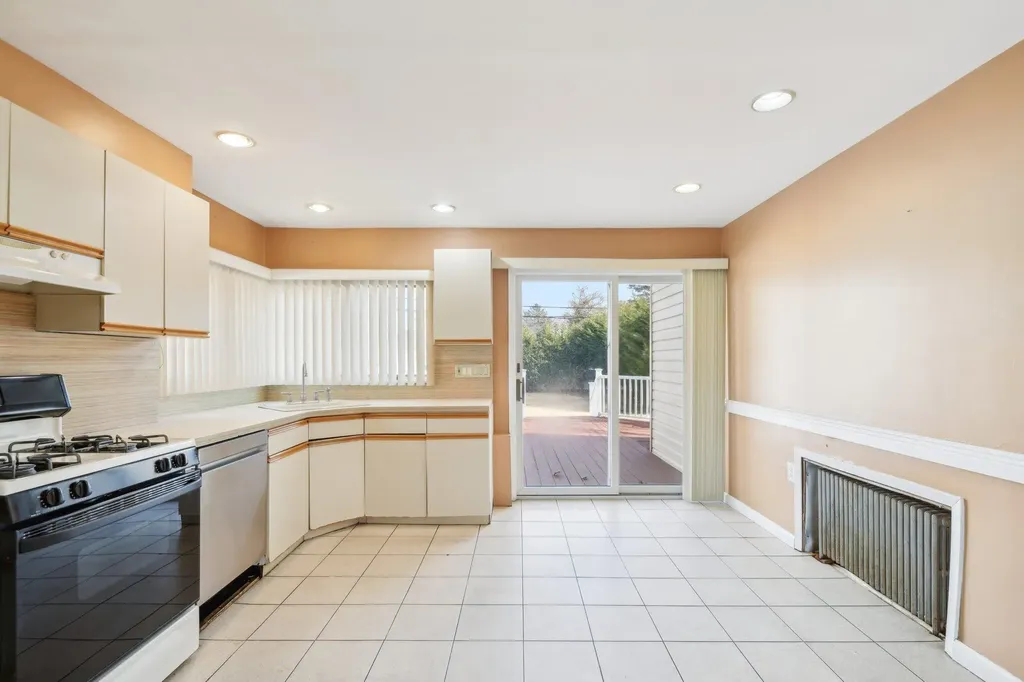 2481 Harvey Avenue Oceanside NY 11572