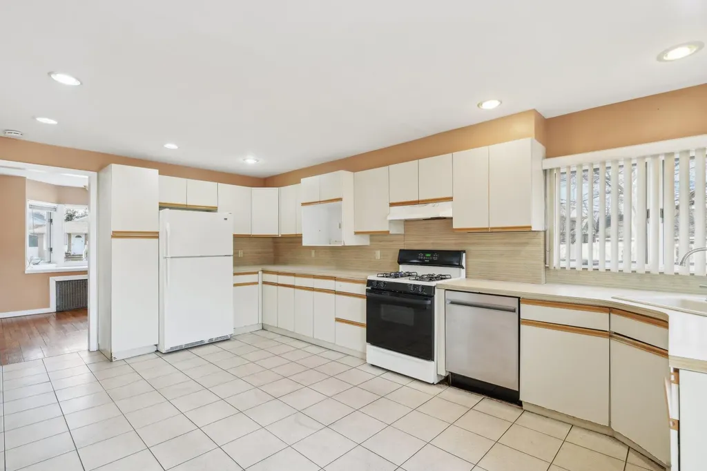 2481 Harvey Avenue Oceanside NY 11572