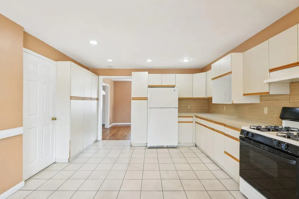 2481 Harvey Avenue Oceanside NY 11572