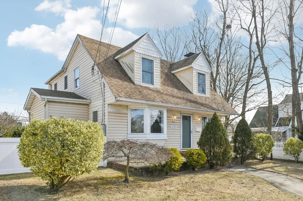 2481 Harvey Avenue Oceanside NY 11572