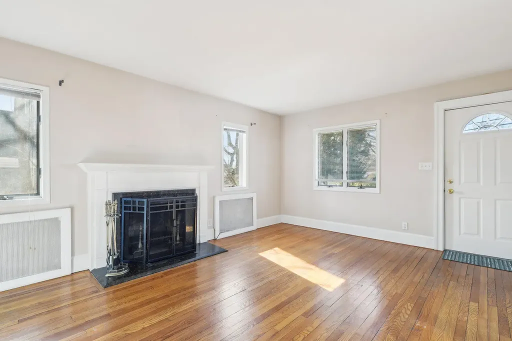 2481 Harvey Avenue Oceanside NY 11572