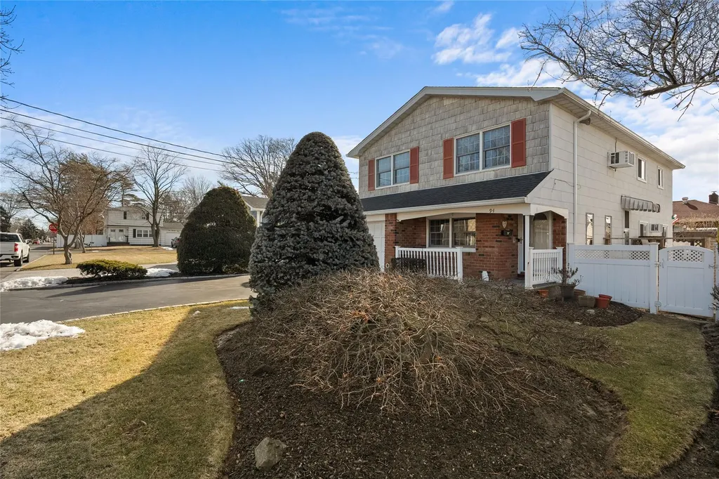94 Amsterdam Avenue West Babylon NY 11704