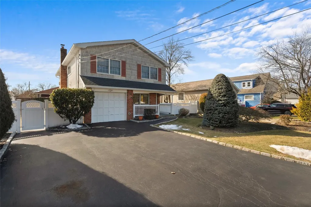 94 Amsterdam Avenue West Babylon NY 11704
