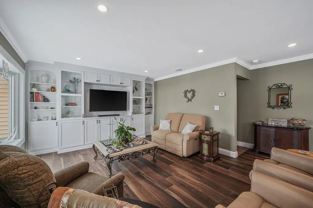 24 Lucinda Drive Babylon NY 11702