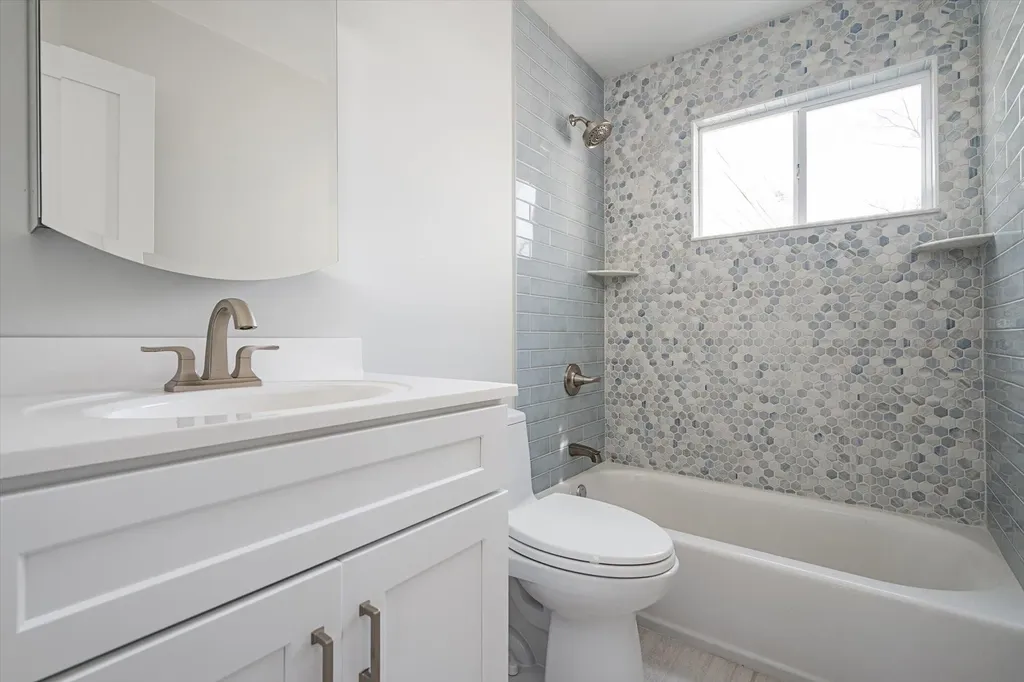 513 S 9th Street Lindenhurst NY 11757