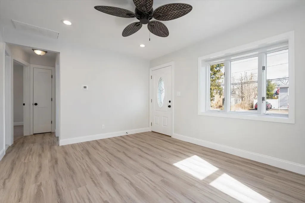 513 S 9th Street Lindenhurst NY 11757