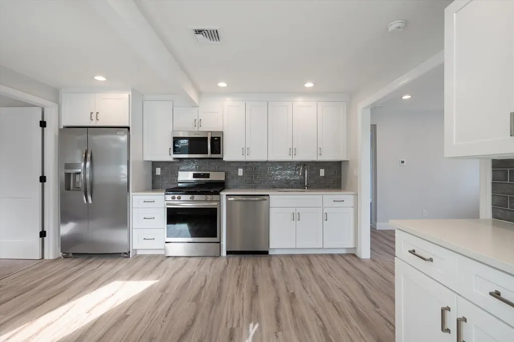 513 S 9th Street Lindenhurst NY 11757
