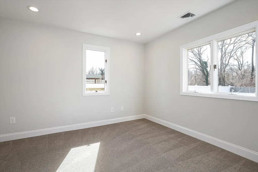 513 S 9th Street Lindenhurst NY 11757