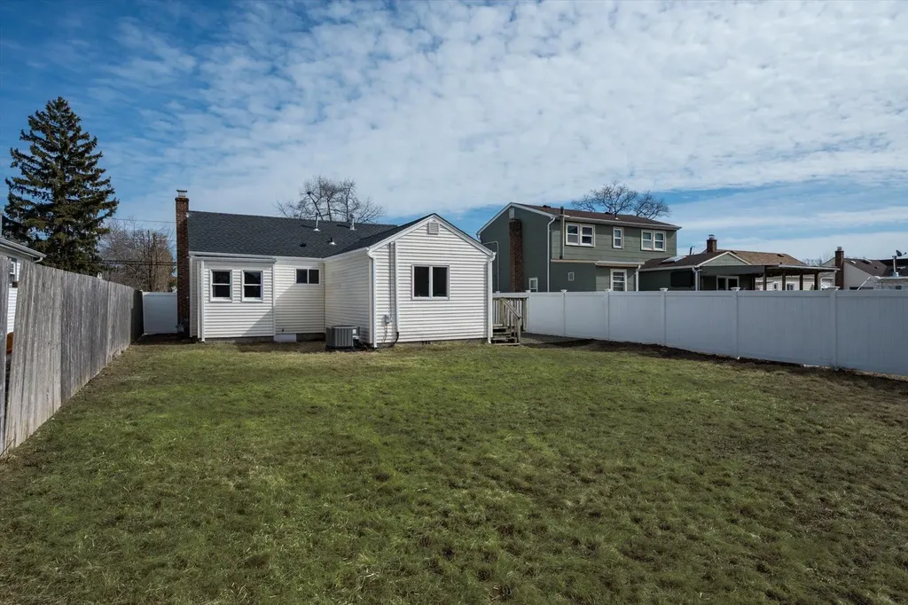 513 S 9th Street Lindenhurst NY 11757