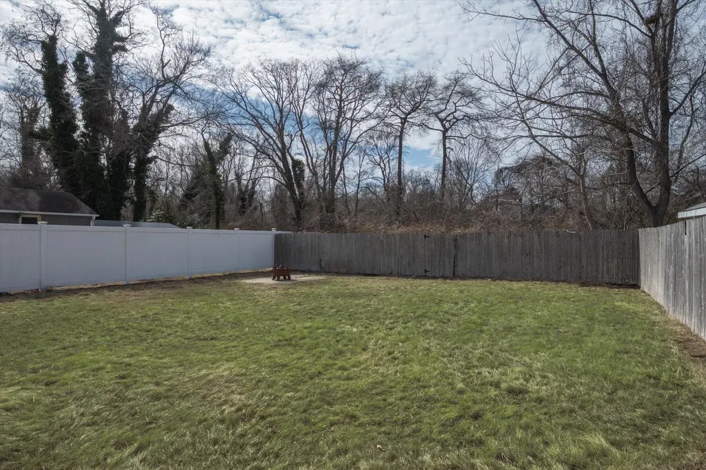 513 S 9th Street Lindenhurst NY 11757