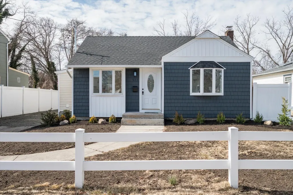 513 S 9th Street Lindenhurst NY 11757