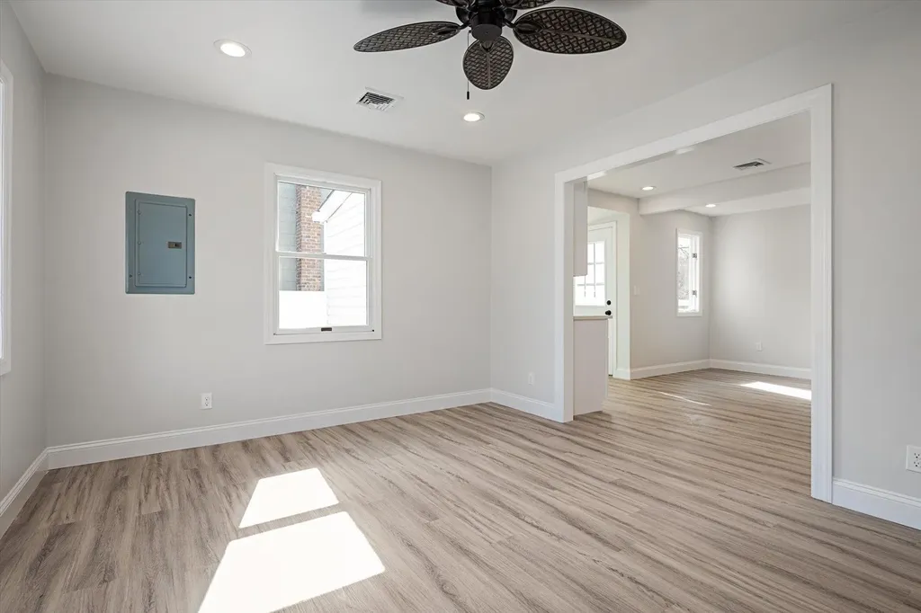 513 S 9th Street Lindenhurst NY 11757