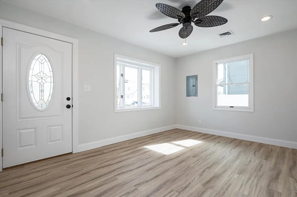 513 S 9th Street Lindenhurst NY 11757