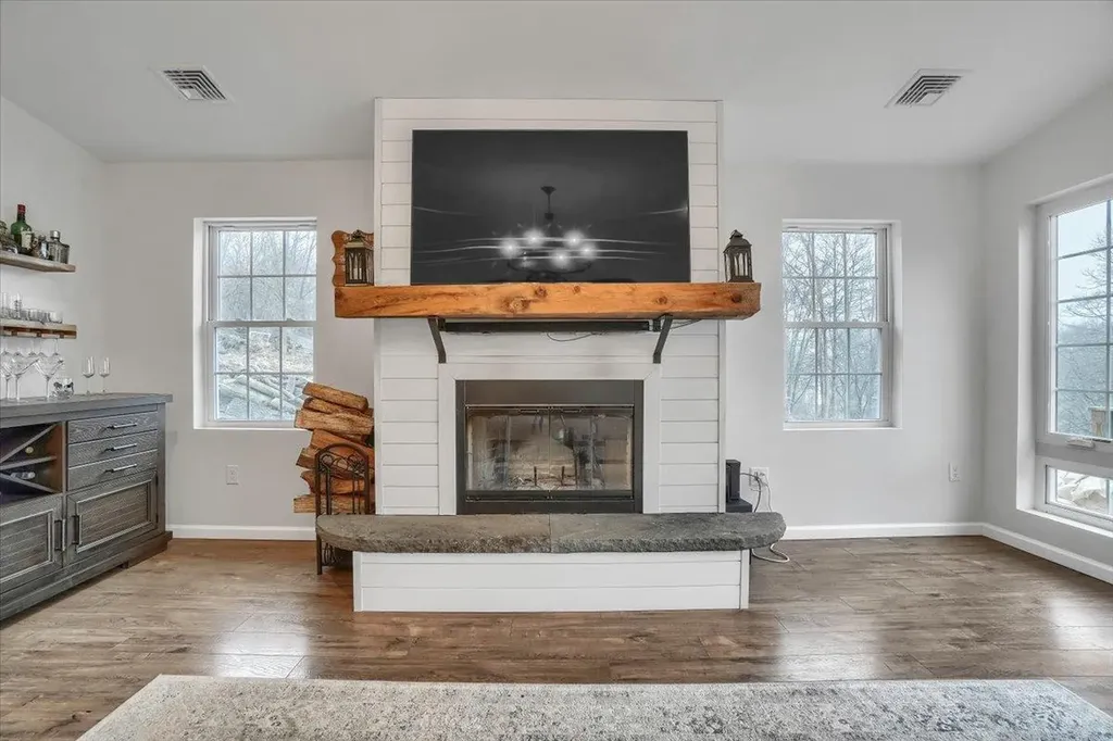 29 Lakeside Drive New Windsor NY 12553