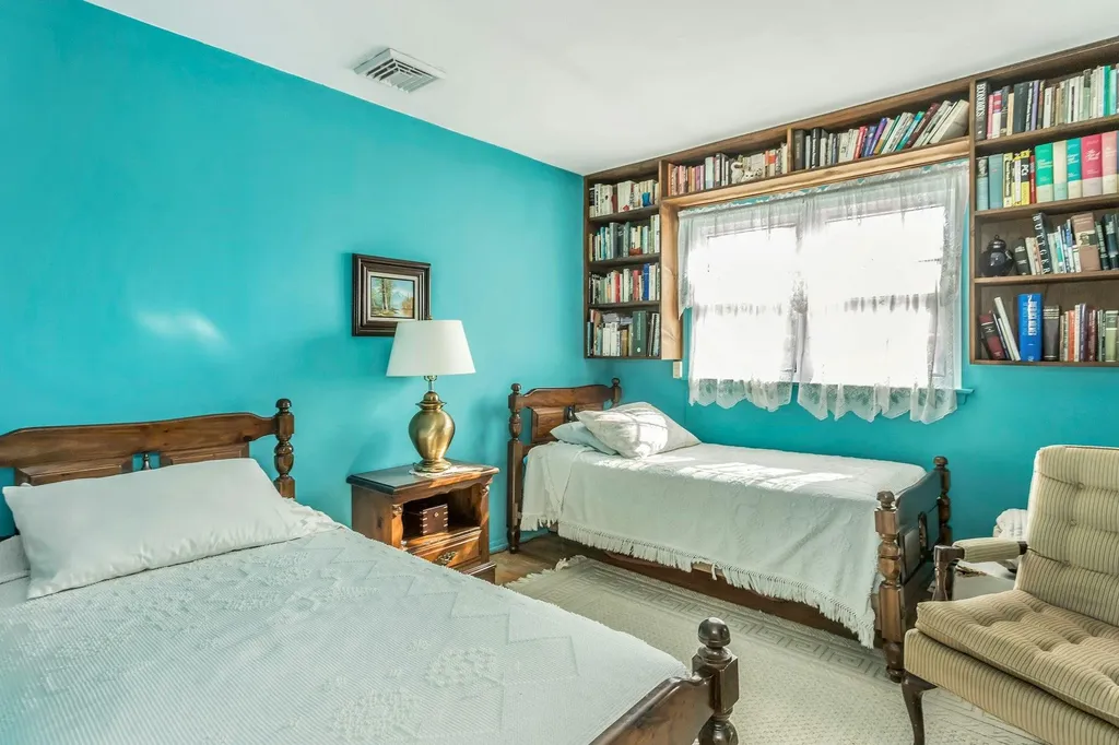 27 Sioux Drive Commack NY 11725