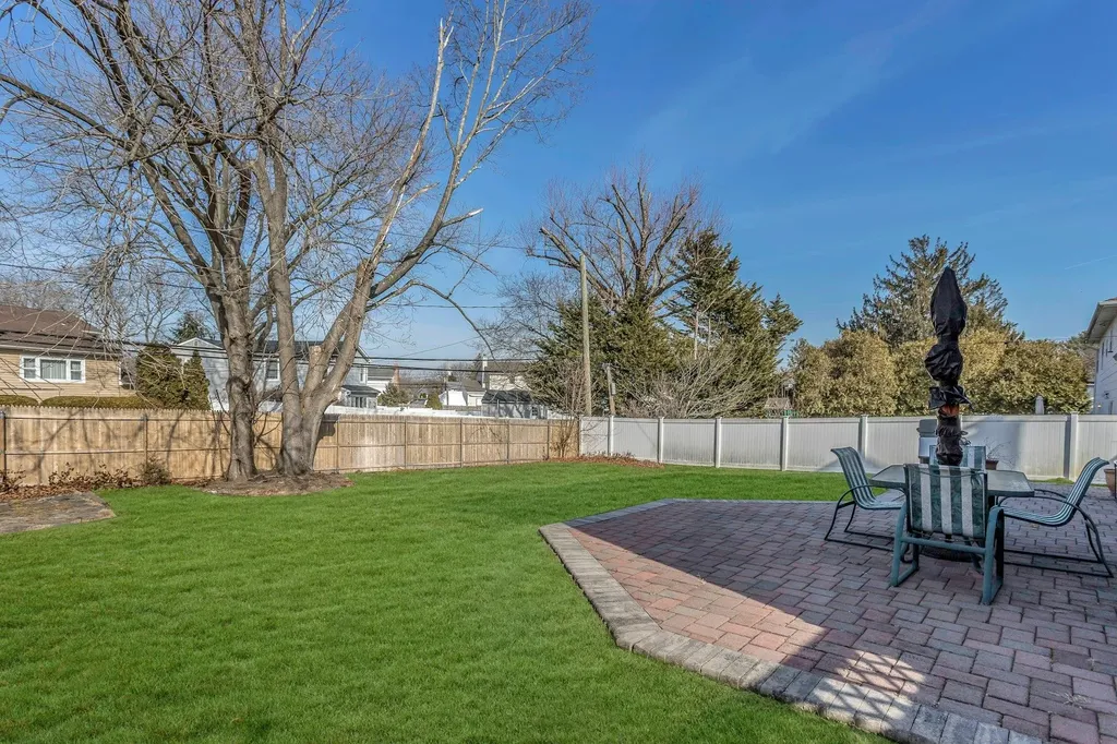 27 Sioux Drive Commack NY 11725