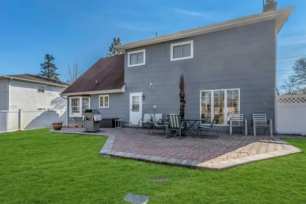 27 Sioux Drive Commack NY 11725