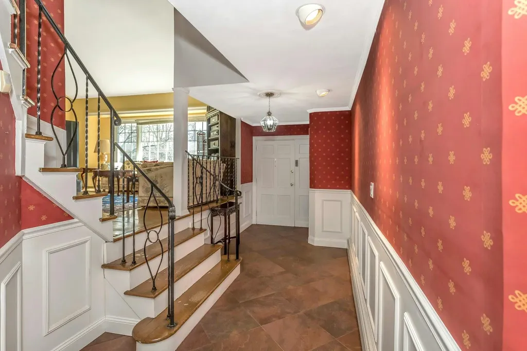 27 Sioux Drive Commack NY 11725