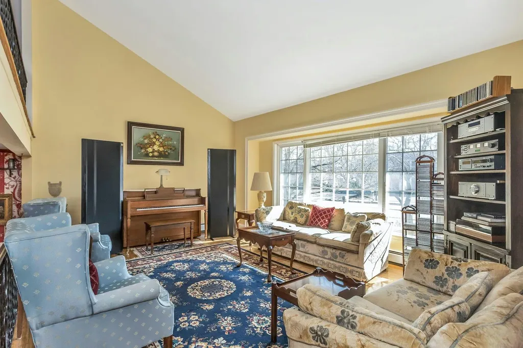 27 Sioux Drive Commack NY 11725