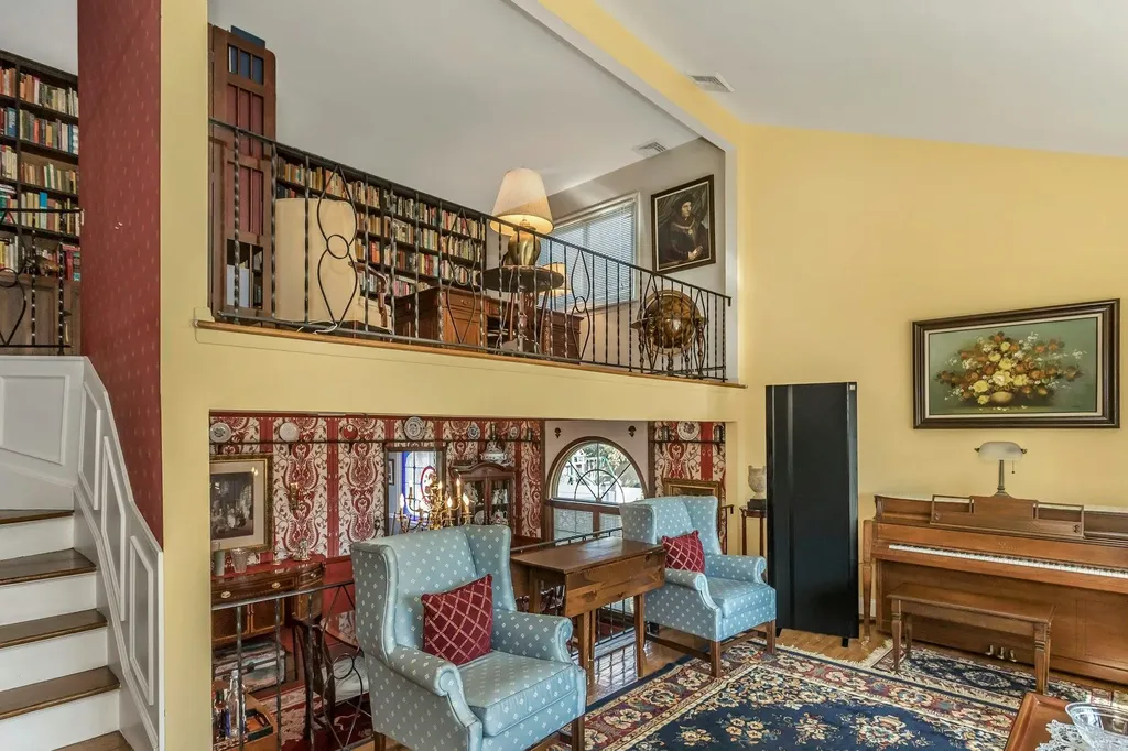 27 Sioux Drive Commack NY 11725