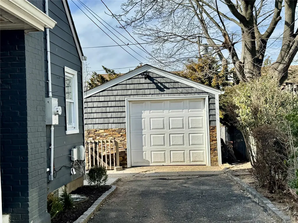 384 Emerson Place Uniondale NY 11553