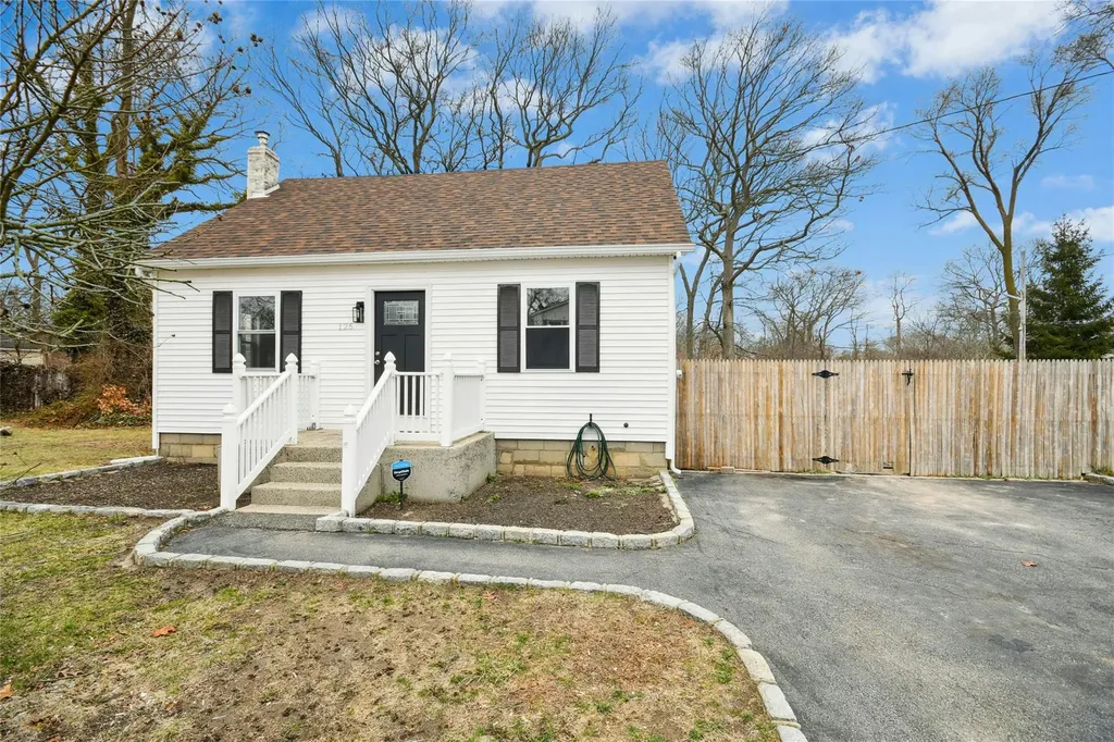 125 Patchogue Avenue Mastic NY 11950