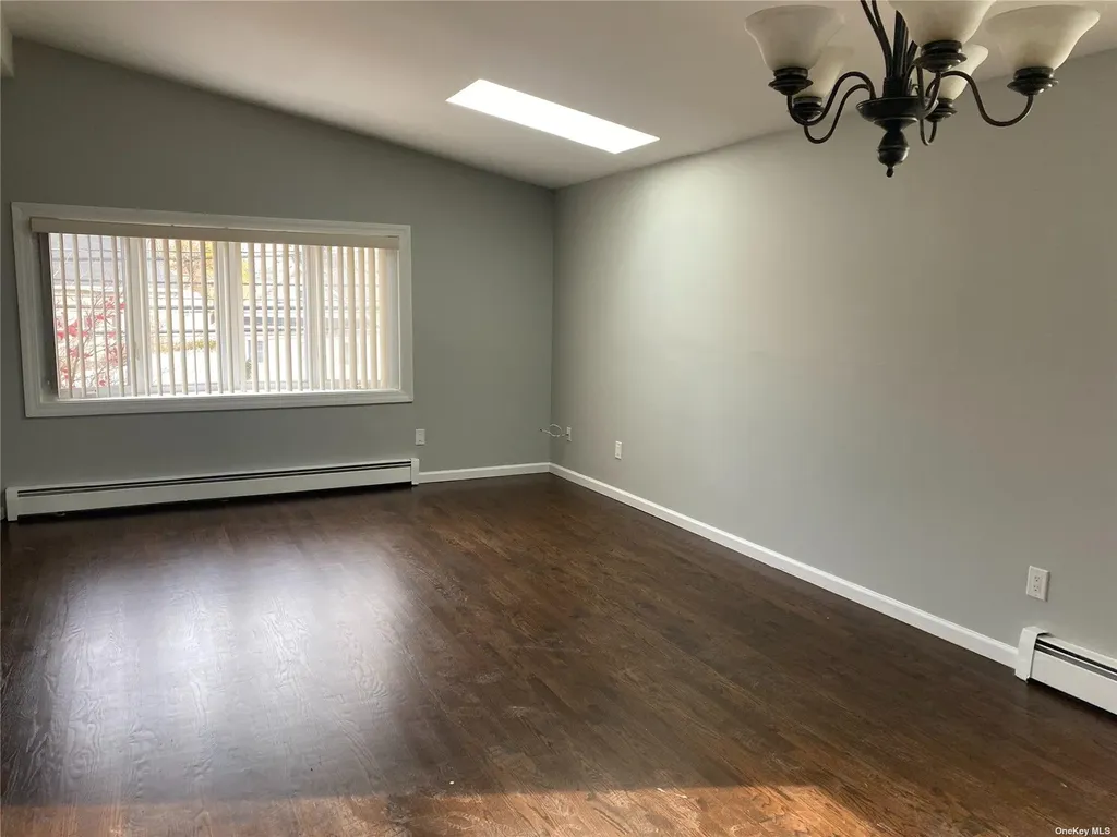 274 Babylon Turnpike Freeport NY 11520