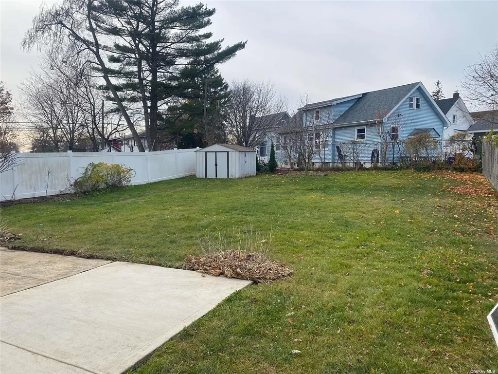 274 Babylon Turnpike Freeport NY 11520