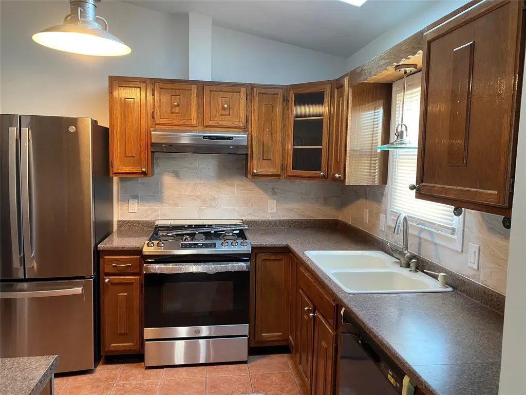 274 Babylon Turnpike Freeport NY 11520