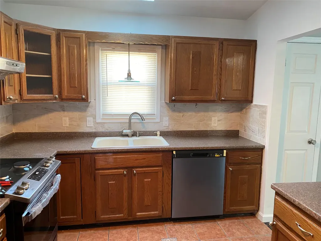 274 Babylon Turnpike Freeport NY 11520