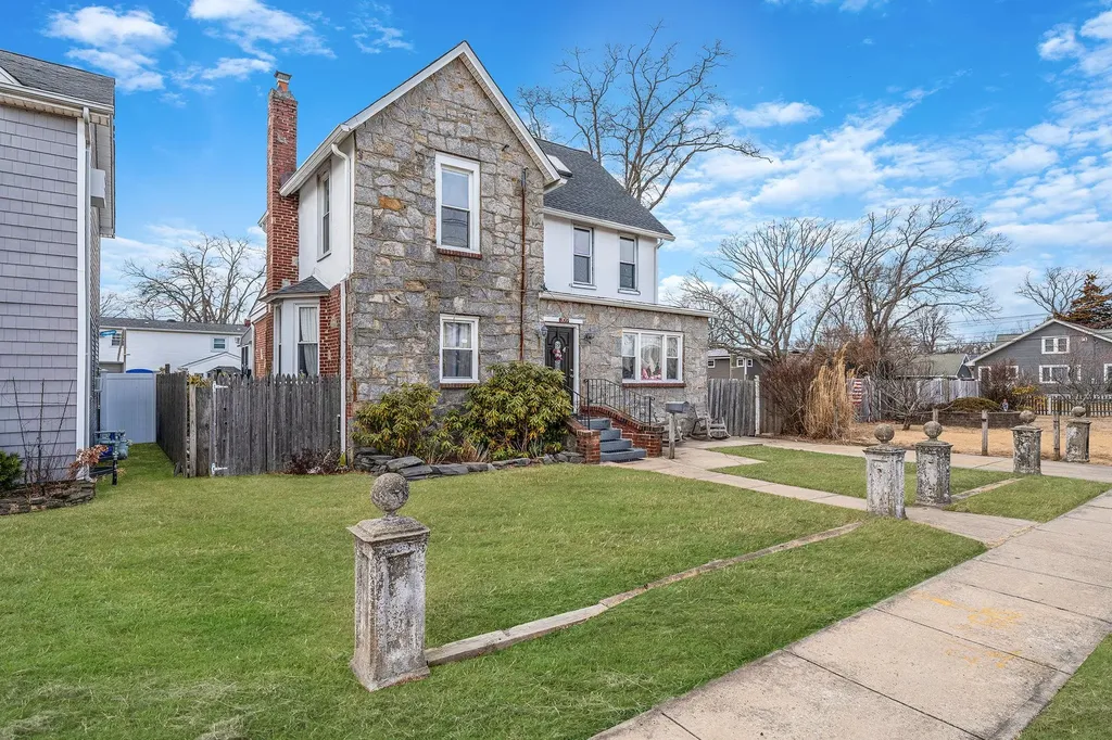 309 S Broadway Lindenhurst NY 11757