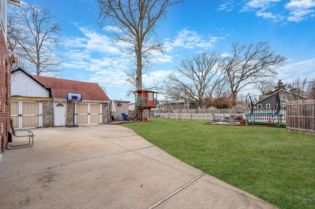 309 S Broadway Lindenhurst NY 11757