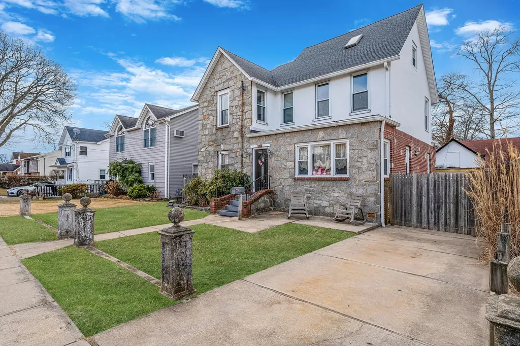 309 S Broadway Lindenhurst NY 11757