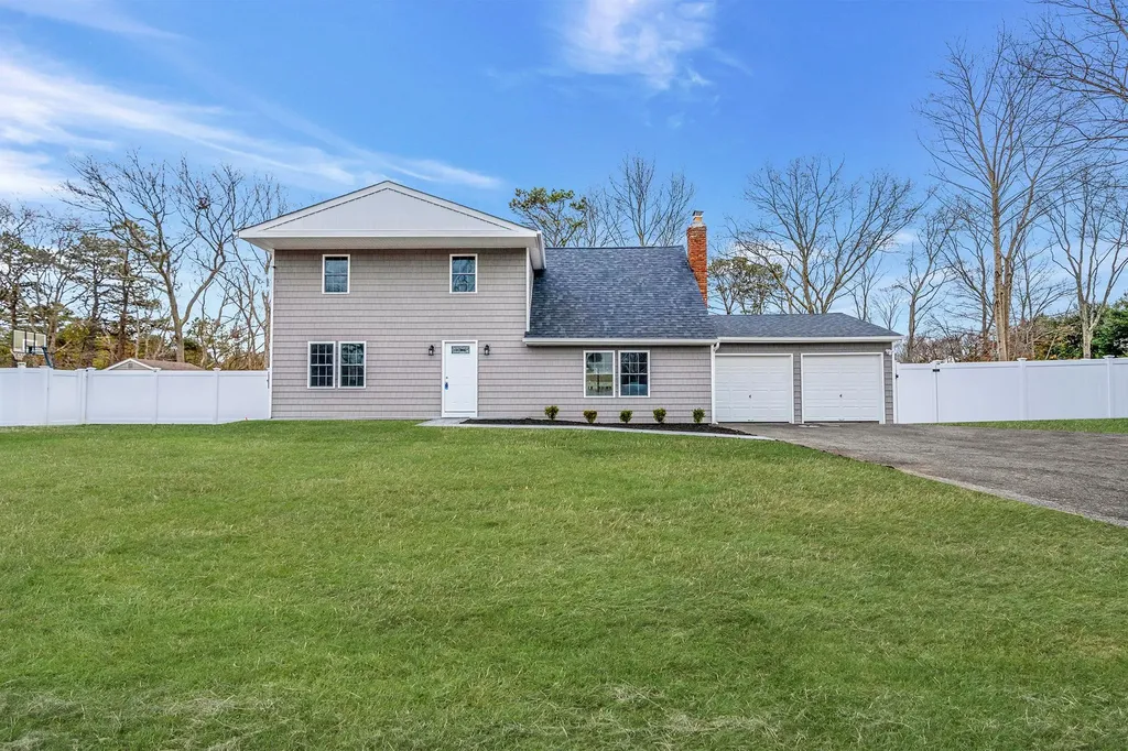 14 Cottonwood Avenue Brookhaven NY 11776