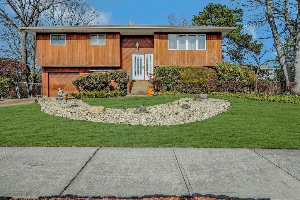 97 Sammis Avenue Babylon NY 11729