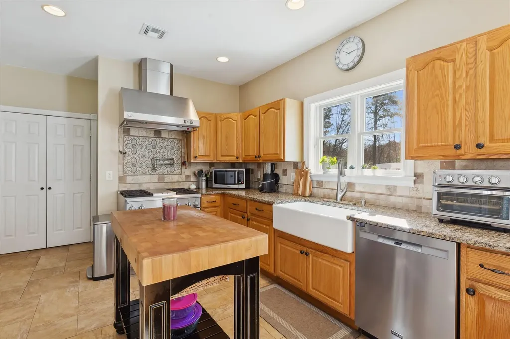 16 Embassy Road Selden NY 11784