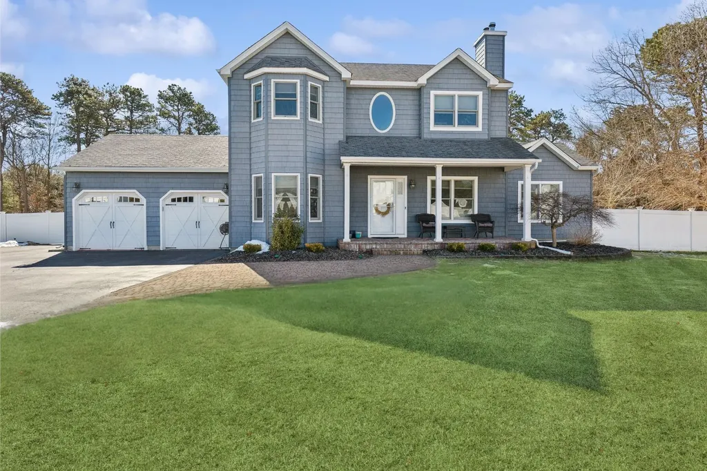 16 Embassy Road Selden NY 11784