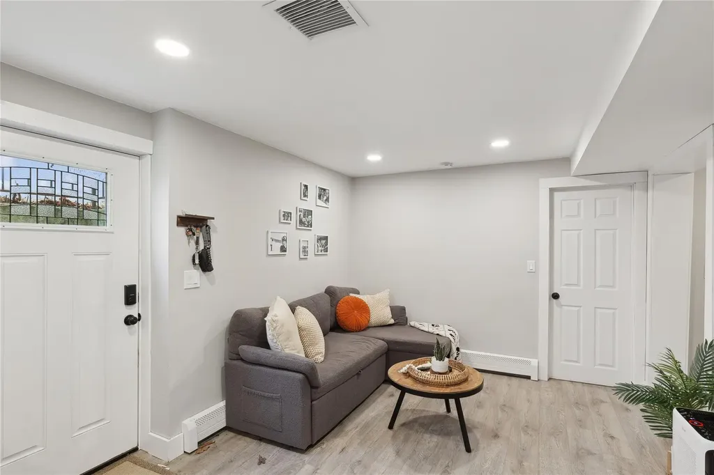 16 Embassy Road Selden NY 11784