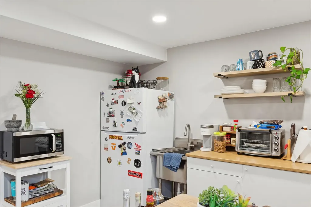 16 Embassy Road Selden NY 11784