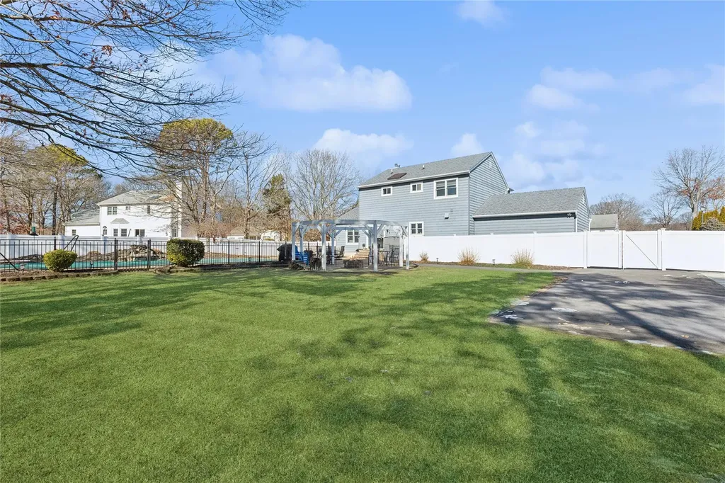 16 Embassy Road Selden NY 11784