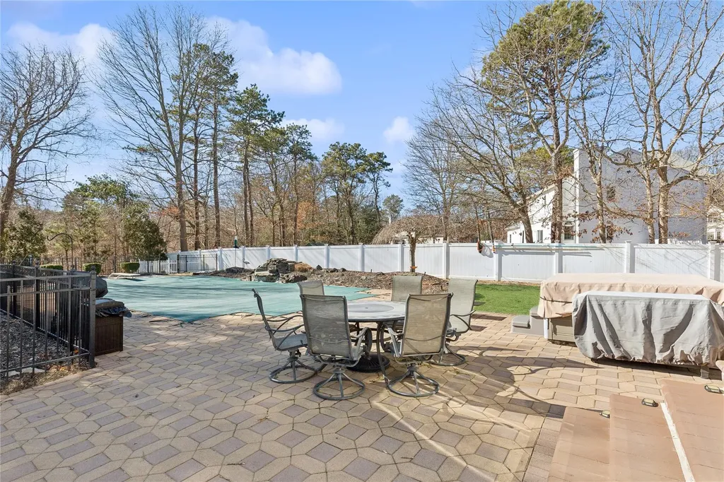 16 Embassy Road Selden NY 11784