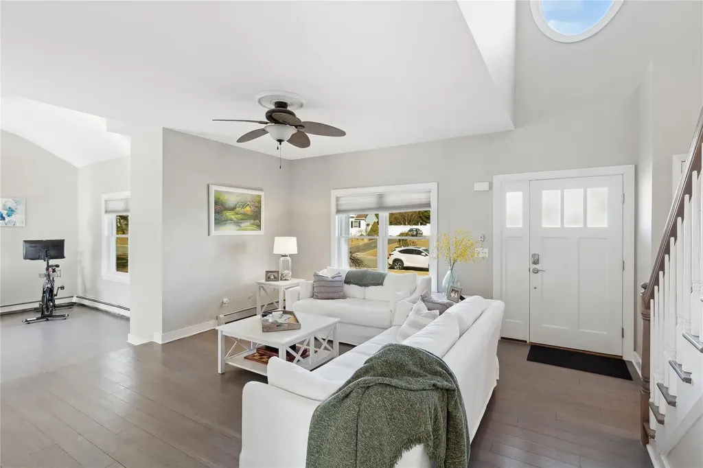 16 Embassy Road Selden NY 11784