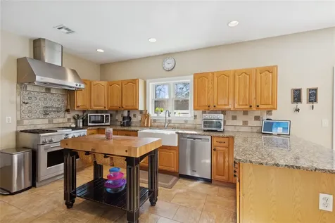 16 Embassy Road Selden NY 11784